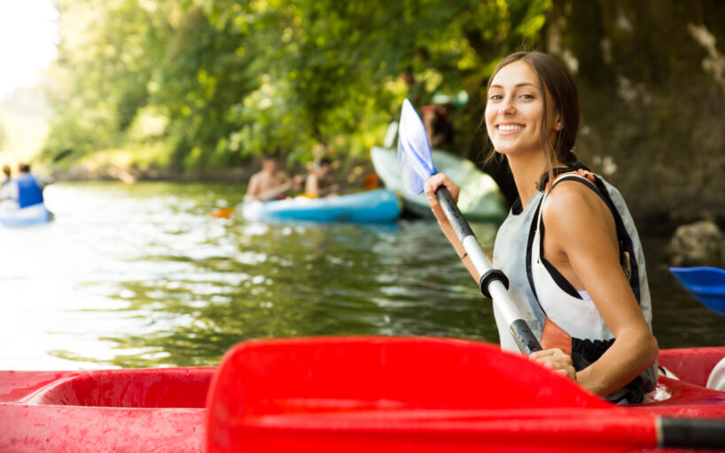 Estudiant fent piragüisme