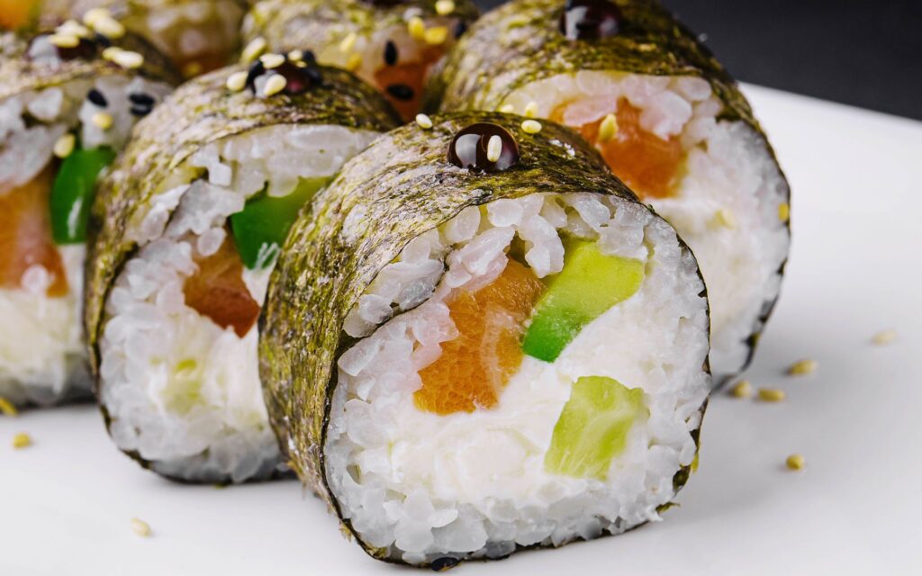 Sushi, maki de aguacate, cogollo y salmón