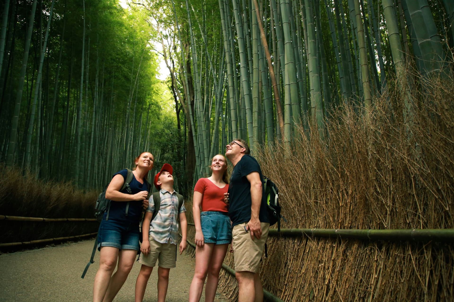 família turista visitant el bosc de bambú Arashiyama al Japó