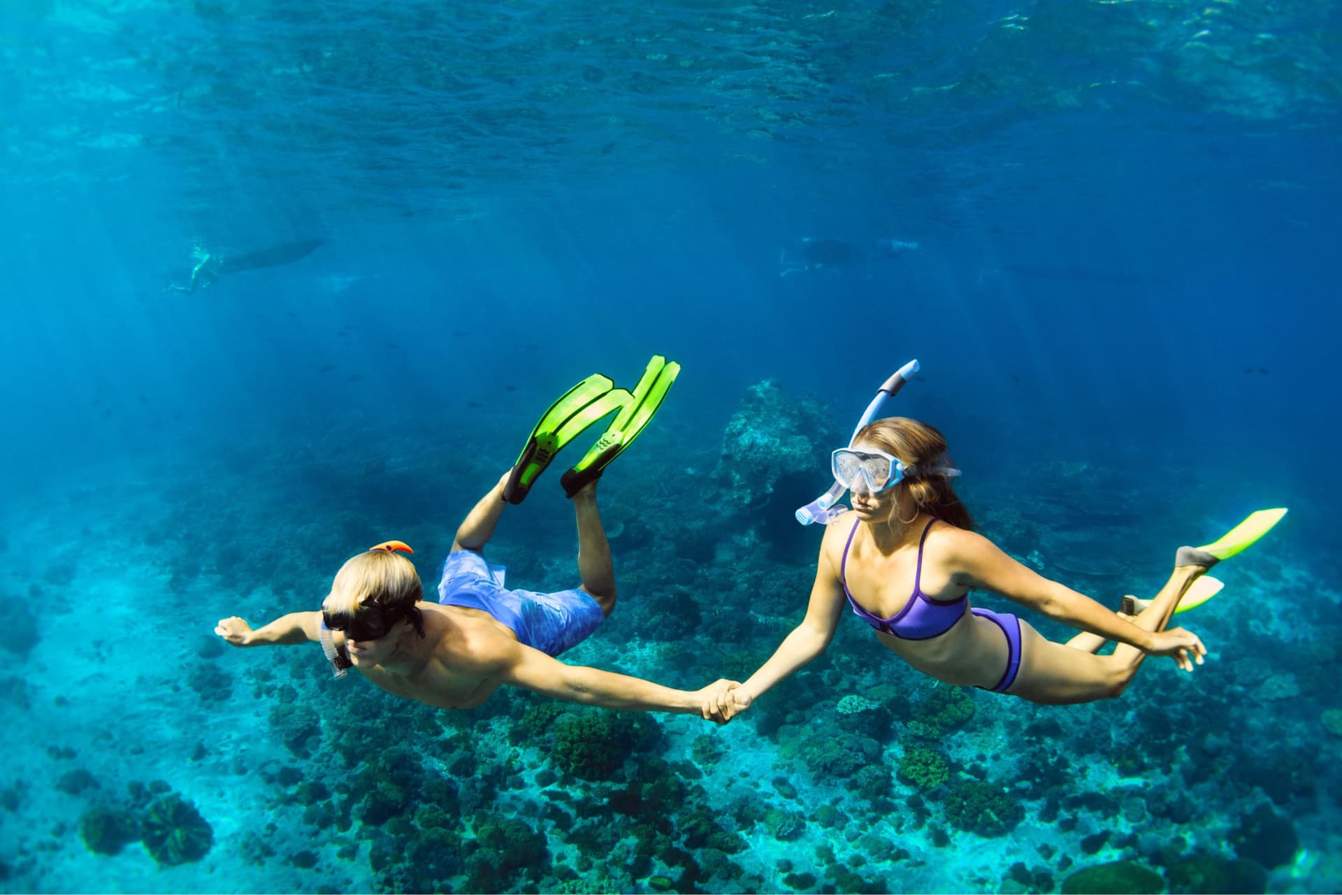 parella bussejant en maldives