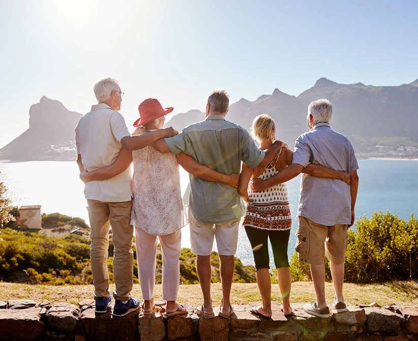 Grup de viatgers gaudint d’un paisatge natural durant un viatge en grup