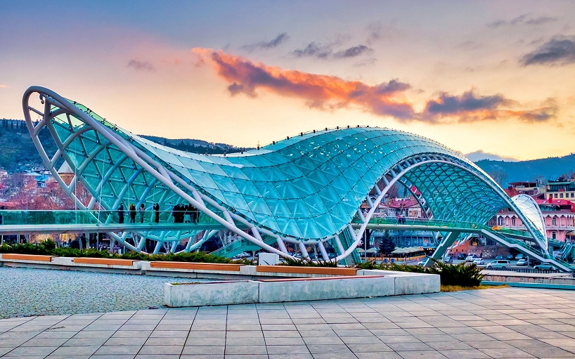 Pont de la Pau a Tbilisi, una obra d’arquitectura moderna sobre el riu Kura