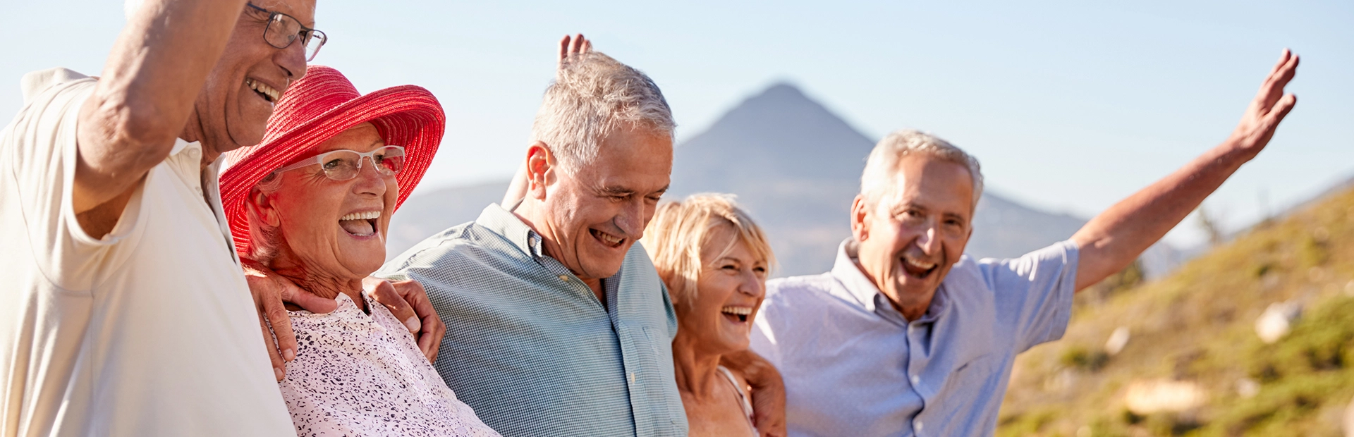 Grup de viatgers somrients gaudint d’un paisatge natural durant un viatge en grup