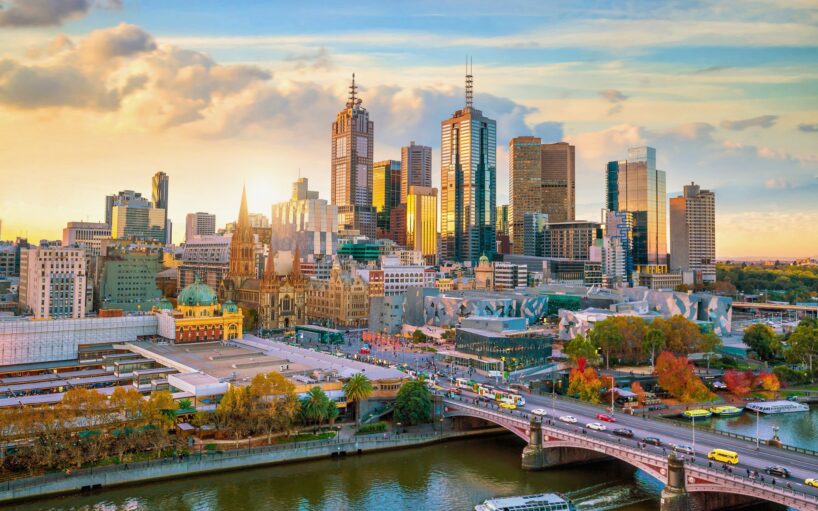 Vista panorámica del centro de Melbourne y el río Yarra al atardecer