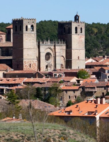 Vista panorámica de Sigüenza con la catedral y los tejados del casco histórico