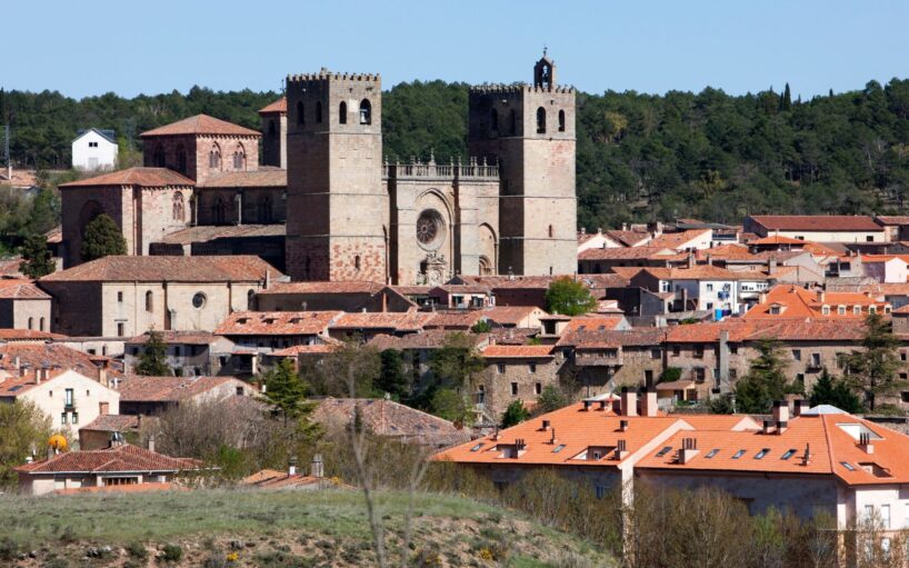 Vista panorámica de Sigüenza con la catedral y los tejados del casco histórico