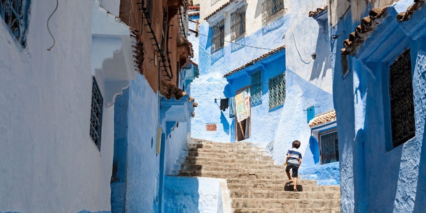nen a chefchaouen marroc en família multigeneracional