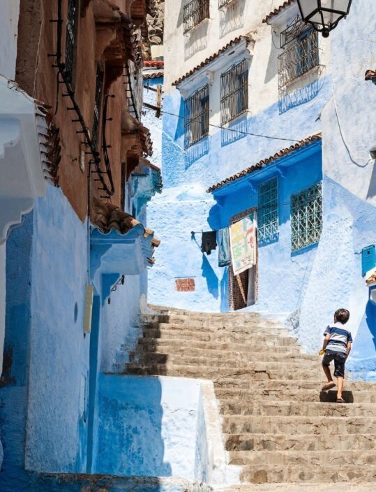 nen a chefchaouen marroc en família multigeneracional