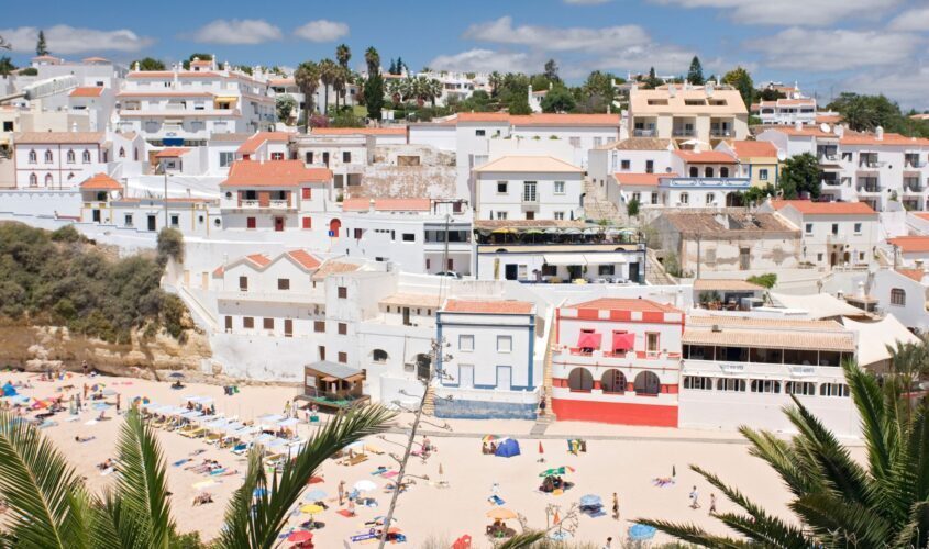 poble-blanc-algarve-desti-portugal